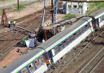 Σύγκρουση τρένων στη Μπολόνια με τουλάχιστον 13 νεκρούς και 50 τραυματίες