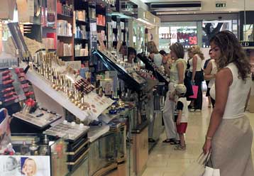 Αντιδράσεις για το ενδεχόμενο διεύρυνσης του ωραρίου των καταστημάτων