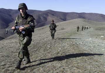 Διαμαρτυρία Αλβανών για τη δολοφονία 16χρονου από φρουρούς στα σύνορα Σερβίας-ΠΓΔΜ