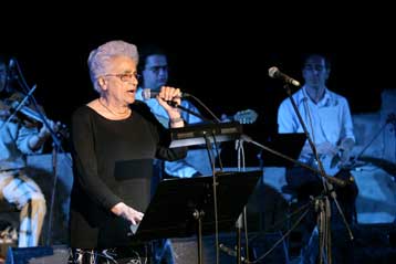 Μήνυση κατά της Δόμνας Σαμίου για τα σκωπτικά τραγούδια της Καθαράς Δευτέρας