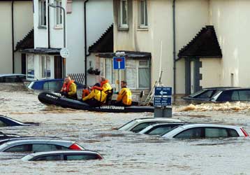 Τρεις νεκροί από τη σφοδρή κακοκαιρία που έπληξε το Σάββατο τη Βρετανία