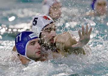 Ο Εθνικός νίκησε τον Πανιώνιο 9-8 και τον αποχωρίστηκε από την κορυφή