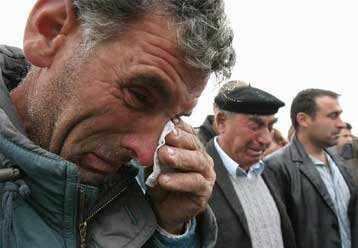 Ένταση στη νότια Σερβία κατά την κηδεία του δολοφονηθέντος 16χρονου Αλβανού