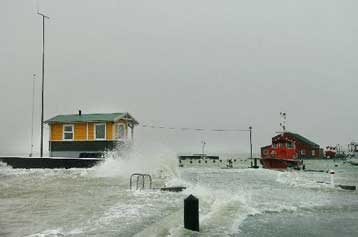 Θυελλώδεις άνεμοι και καταιγίδες άφησαν πίσω τους 14 νεκρούς στη βόρεια Ευρώπη