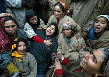 Φόβοι για 55 νεκρούς από πτώση λεωφορείου σε κανάλι της νότιας Ινδίας