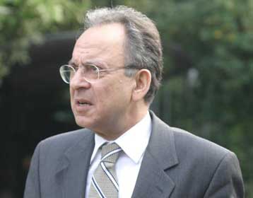 Για «ανακοινώσεις που ρίχνουν νερό στο μύλο της ακρίβειας» κάνει ο λόγο ο Δ.Σιούφας