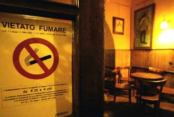 «Ήπια» αποδέχονται οι Ιταλοί την απαγόρευση του καπνίσματος σε μπαρ και εστιατόρια