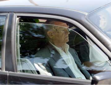 Στον Ερυθρό Σταυρό λόγω αδιαθεσίας ο πατέρας του πρωθυπουργού, Αλέκος Καραμανλής