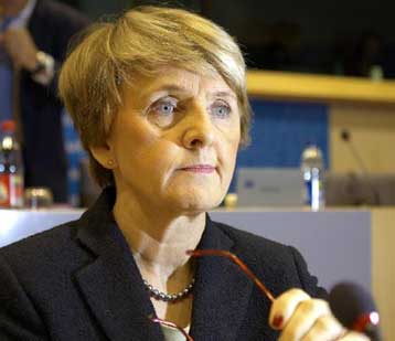 Με αναστολή πληρωμής κοινοτικών πόρων ύψους 10 δισ. ευρώ απειλεί η Κομισιόν