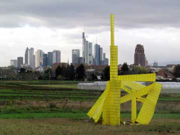 Υπαίθριο γλυπτό της Φρανκφούρτης κατέληξε στα σκουπίδια