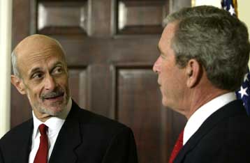 Ο Μάικλ Τσέρτοφ αναλαμβάνει καθήκοντα υπουργού Εσωτερικής Ασφάλειας των ΗΠΑ