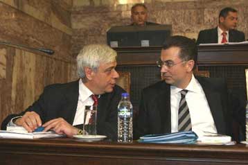 Εκατέρωθεν βολές από ΝΔ και ΠΑΣΟΚ στην έναρξη της συζήτησης για το βασικό μέτοχο