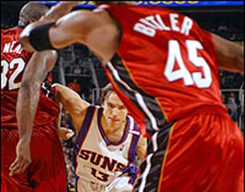 Οι Σανς πήραν το ντέρμπι με το εκπληκτικό 122-107