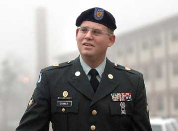 Οι τρόφιμοι του Αμπού Γκράιμπ ανακαλούν στη μνήμη τη φρίκη των βασανιστηρίων