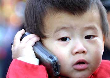 Τα παιδιά έως οκτώ ετών «δεν πρέπει να χρησιμοποιούν κινητά»