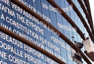 Το Ευρωπαϊκό Κοινοβούλιο «αγκάλιασε» την ιστορική Συνταγματική Συνθήκη της ΕΕ