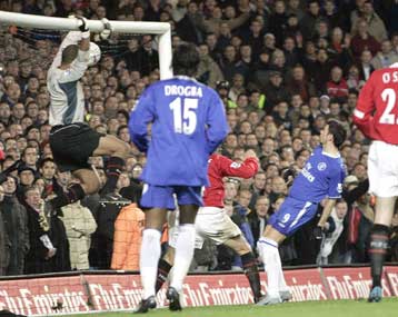 Πλεονέκτημα δίνει στην Μάντσεστερ το 0-0 με την Τσέλσι στο «Στάμφορντ Μπριτζ»