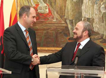 Με προσοχή η Αθήνα παρακολουθεί την αλβανική στάση για την ονομασία της ΠΓΔΜ