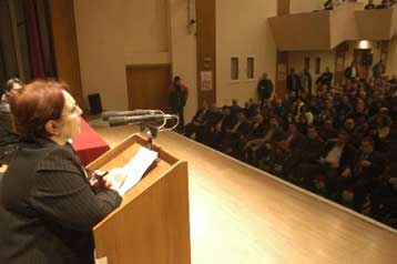 Τα προβλήματα της αγροτιάς δεν λύνονται με ασπιρίνες, τόνισε η Αλέκα Παπαρήγα