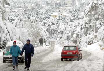 Με ιδιαίτερη ένταση άρχισαν οι χιονοπτώσεις το βράδυ του Σαββάτου