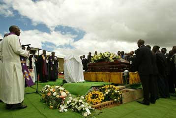 Κηδεύτηκε ο γιος του Νέλσον Μαντέλα, θύμα της μάστιγας του AIDS