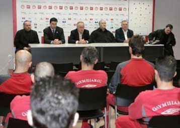 Νταμπλ και UEFA ζητά ο Κόκκαλης από τους παίκτες του Ολυμπιακού ως απάντηση στην ποινή