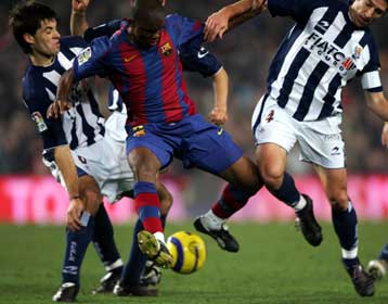 Με άγχος η «Μπάρτσα» διατήρησε τη διαφορά της από την Βαλένθια-Ήττα της Σεβίλης