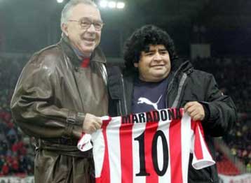 Με κάρτα μέλους και φανέλα του Ολυμπιακού ο Μαραντόνα, που ξεσήκωσε τα πλήθη