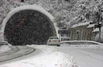 Ένας νεκρός και αρκετά προβλήματα από την κακοκαιρία που πλήττει όλη τη χώρα