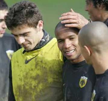 Τη φανέλα με το Νο 13 της ΑΕΚ φορά πλέον ο Ζούλιο Σέζαρ