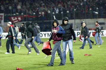 Ποινικές διώξεις κατά δέκα οπαδών για τα επεισόδια της Νέας Σμύρνης