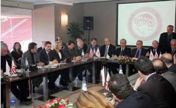 Να μην τιμωρηθεί ο Ολυμπιακός για πράξεις μεμονομένων ατόμων, λένε φορείς του Πειραιά