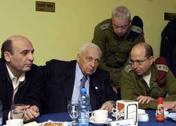 Την απάντηση του Ισραήλ στην επίθεση αυτοκτονία της Γάζας αναζητεί ο Σαρόν