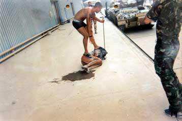 Σάλος στη Βρετανία από τις φωτογραφίες βασανισμού Ιρακινών κρατουμένων