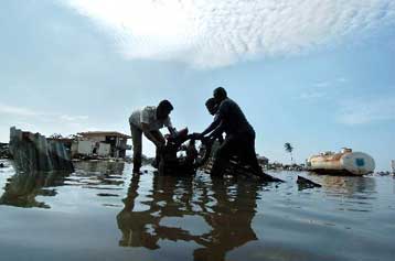 Στις 226.000 εκτινάχθηκε ο αριθμός των νεκρών στην πληγείσα Νοτιοανατολική Ασία