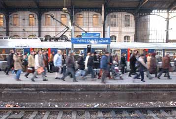 «Παρέλυσε» για δεύτερη ημέρα η Γαλλία εξαιτίας των απεργιακών κινητοποιήσεων