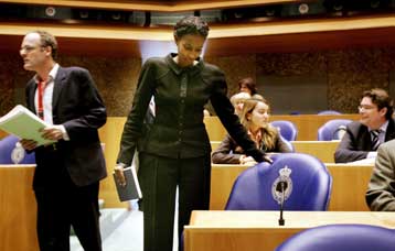 Επιστρέφει στη δημόσια ζωή η Ολλανδή βουλευτής που απειλούν οι φανατικοί μουσουλμάνοι