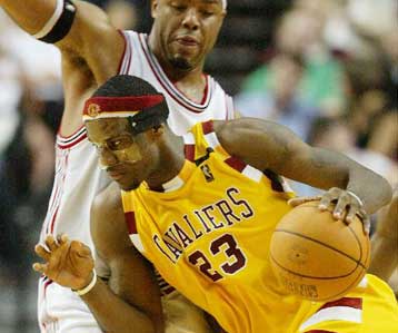 Στη λίστα των ρεκόρ του ΝΒΑ ο ΛεΜπρόν Τζέιμς με «τριπλ νταμπλ» κόντρα στους Μπλέιζερς