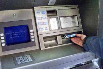 Εξαρθρώθηκε διεθνής σπείρα με πλαστές κάρτες αναλήψεων από ΑΤΜ