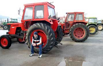 Δεν κλείνουν τους δρόμους οι Θεσσαλοί αγρότες, απειλούν με αλλαγή πλεύσης από Τρίτη