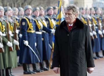 Ορκωμοσία Γιουστσένκο στην προεδρία της Ουκρανίας με κάλεσμα εθνικής ενότητας