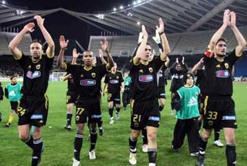 Παναθηναϊκός και Ολυμπιακός άνοιξαν τον δρόμο στην ΑΕΚ για την κορυφή