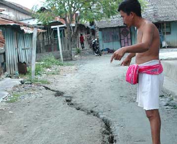 Ένας νεκρός, ζημιές και πανικός από ισχυρό σεισμό στην Ινδονησία