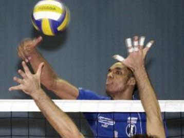 Ο Αγκάμες πήρε το… όπλο του και έδωσε στη Νίκαια τη νίκη με 3-2 σετ επί της ΕΑΠ