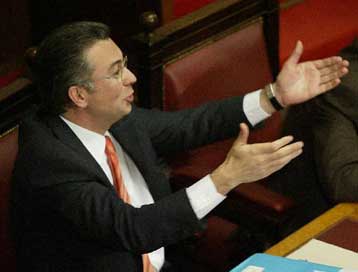 Αποδείξεις και ονόματα ζητά η ΕΣΗΕΑ για τυχόν σχέσεις κράτους – δημοσιογράφων