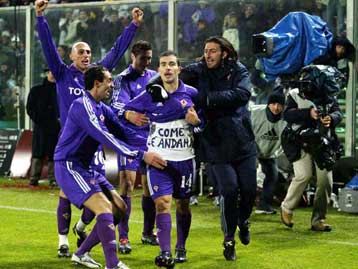 Ο Ντίνο Τζοφ στον πάγκο της Φιορεντίνα, σε άλλο πόστο ο Σέρτζιο Μπούζο