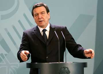 «Όχι» σε στρατιωτική επέμβαση στο Ιράν λέει ο Γκέρχαρντ Σρέντερ