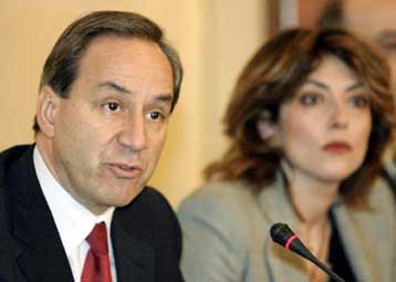 Σε μισθωτούς, μικρομεσαίους και οικοδομή τα βάρη της «ήπιας προσαρμογής»