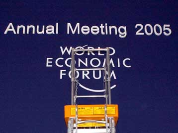 Η διεθνής αλληλεγγύη στο επίκεντρο του Παγκόσμιου Οικονομικού Φόρουμ