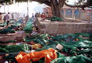 Στα ερείπια του ινδικού ναού ερευνούν τα σωστικά συνεργεία